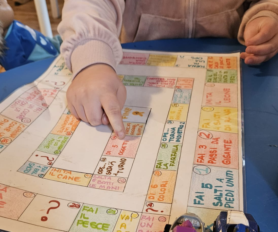 Un gioco da tavolo costruito a mano per la seduta